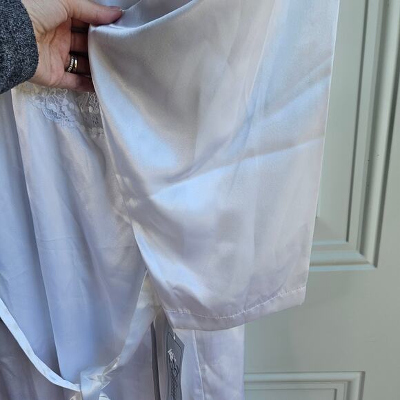 New Vintage Etienne Embroidered Lace Trim Peignoir White Satin Robe Size Large - Picture 10 of 11